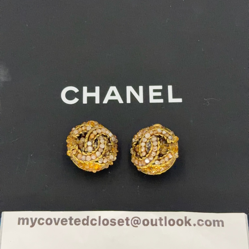 CHANEL Vintage CC Natural Sea Pearls and Gripoix Clip On Earrings - Picture 2 of 9